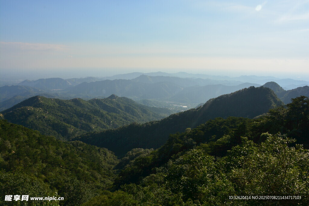 山峦叠翠的壮美自然景观