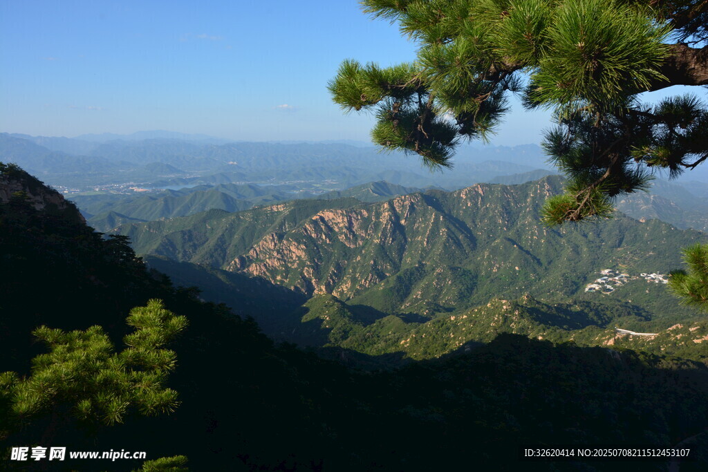 山巅远眺美景