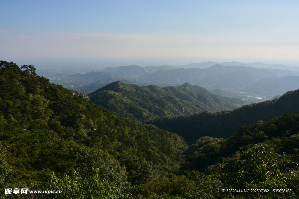 青山连绵的壮阔山间景致
