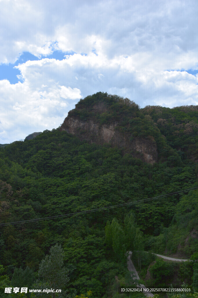 青山葱郁间的山间景致