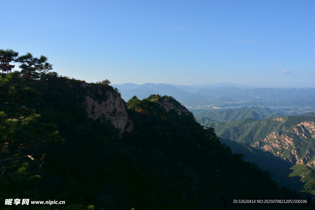 山峦美景 蓝天映衬绿意浓