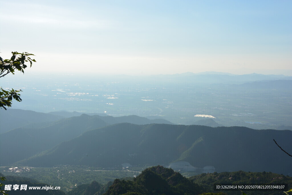 山峦叠翠的壮阔远景
