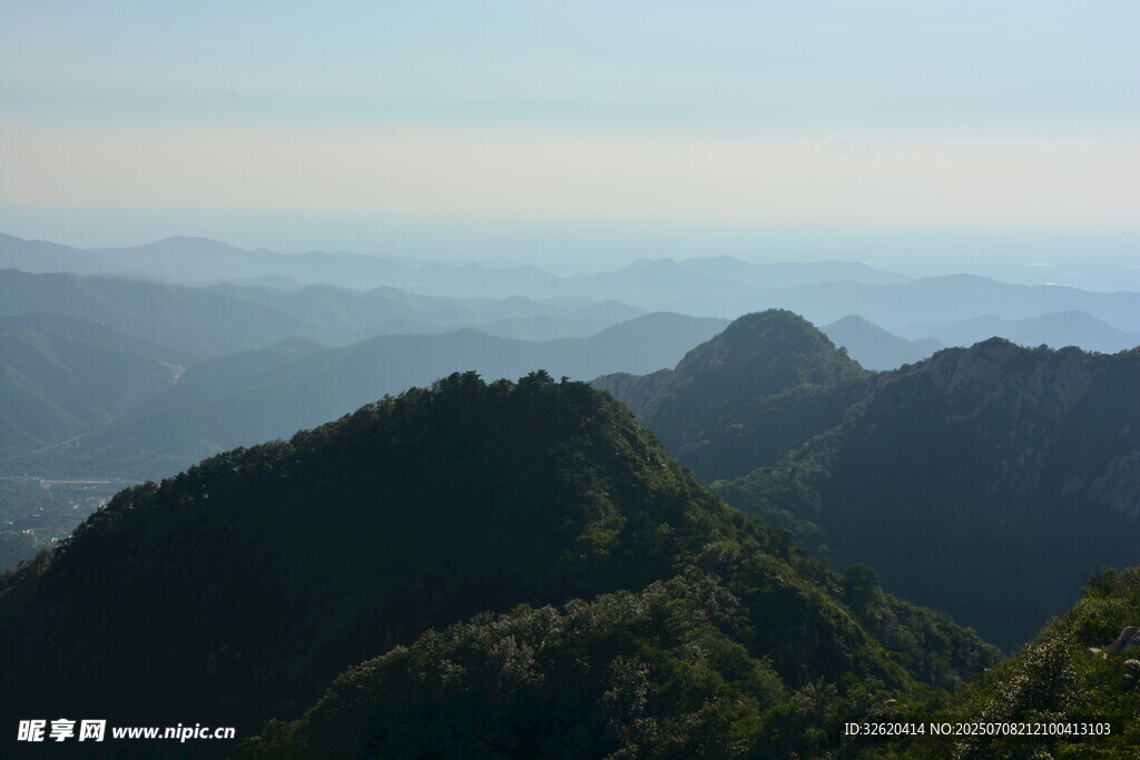山峦叠翠的壮美自然景观