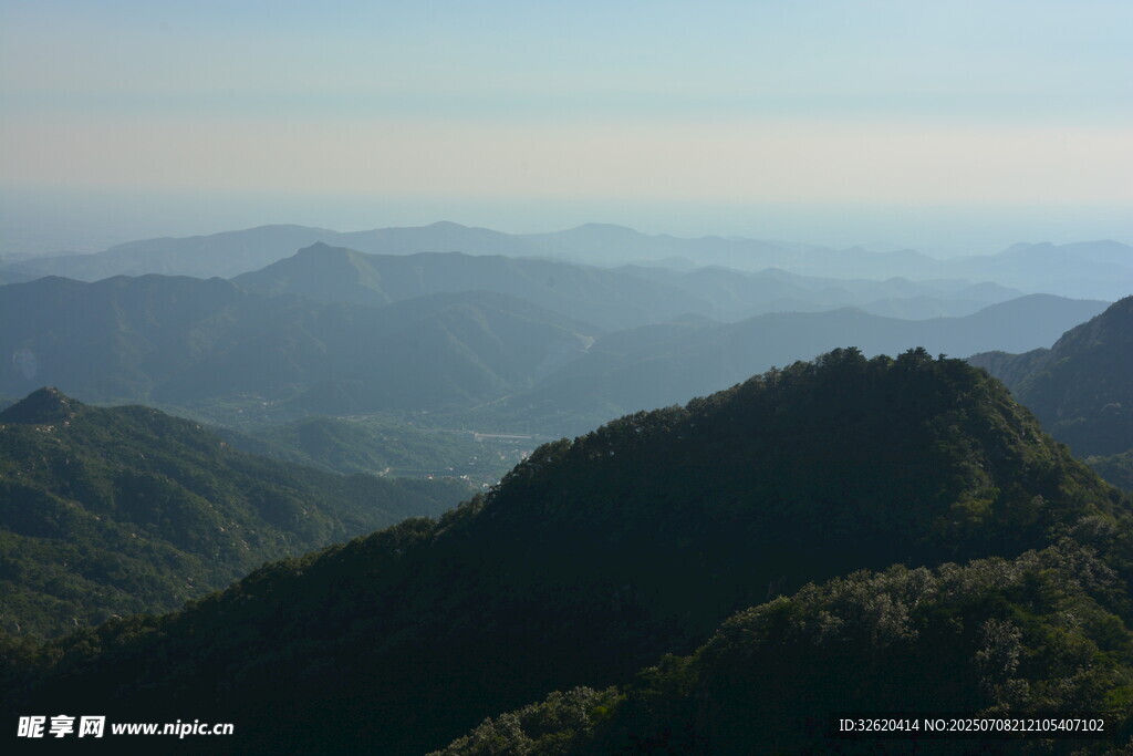 山峦叠翠的壮美自然景观