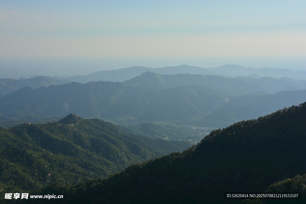 山峦叠翠的壮美自然景观
