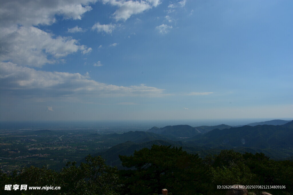 山顶远眺蓝天白云山峦景