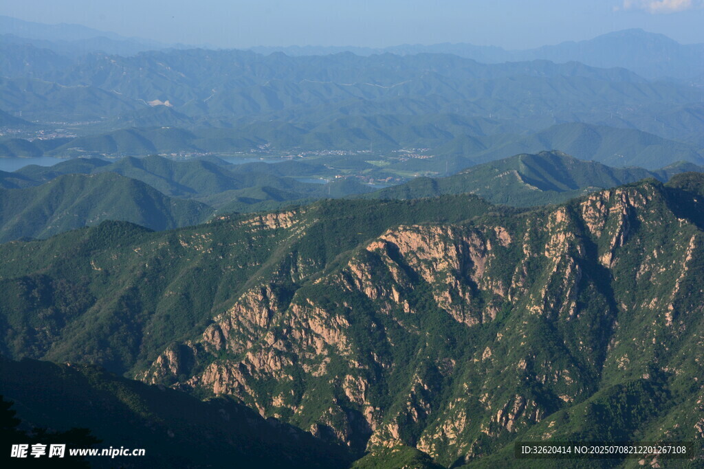 壮丽山峦俯瞰美景