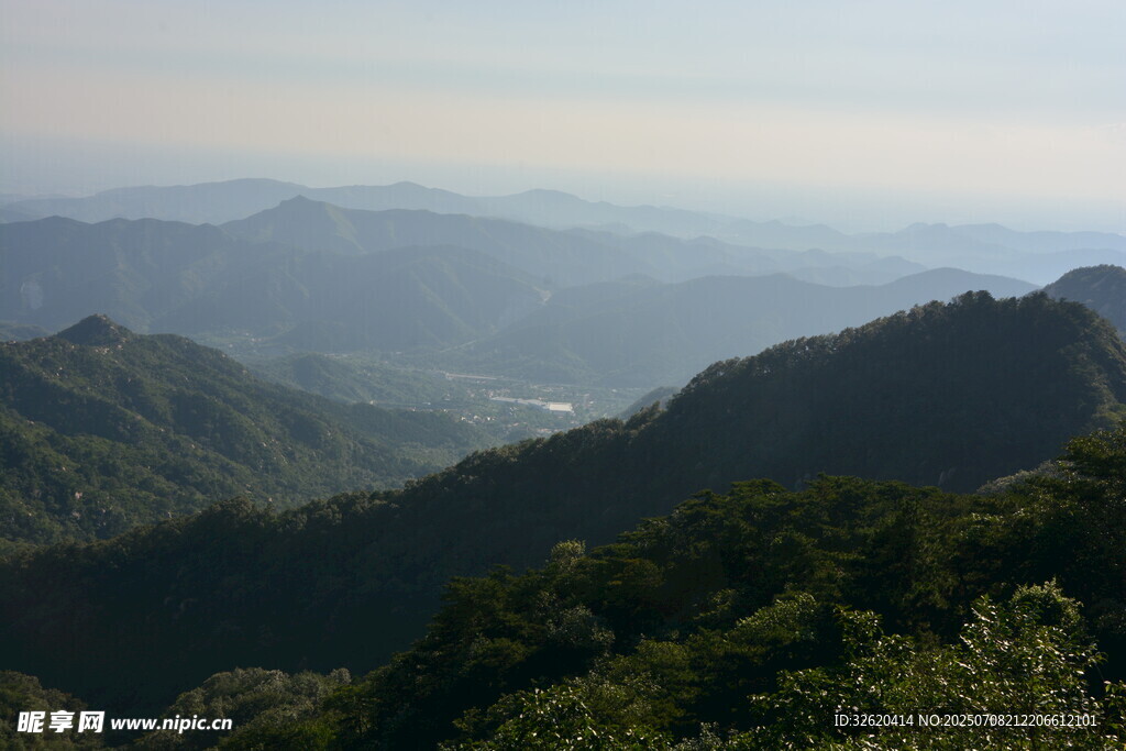山峦叠翠的壮美自然景观