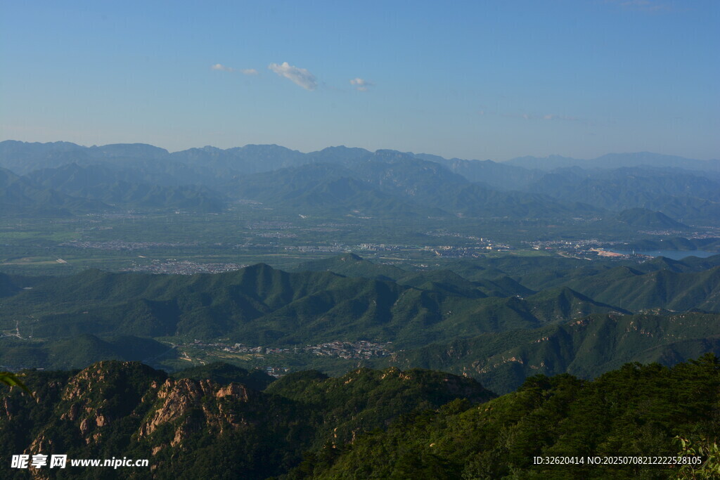 山峦叠翠间的壮阔美景