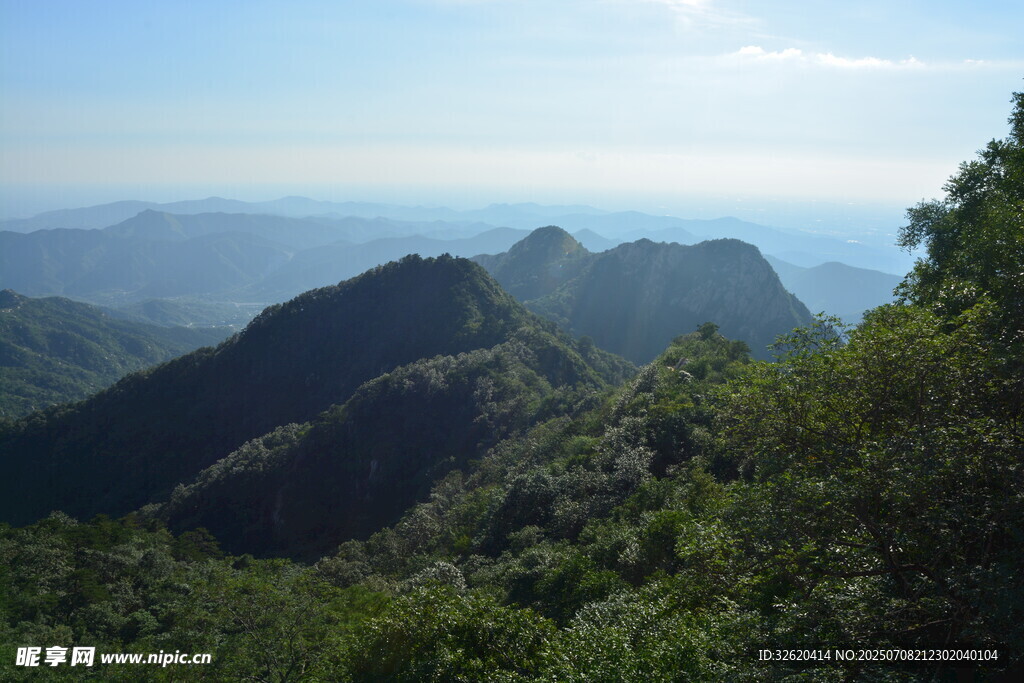 青山翠谷间的秀丽山景