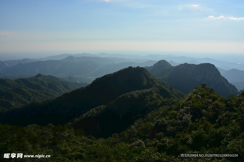 山峦叠翠的壮美自然景观