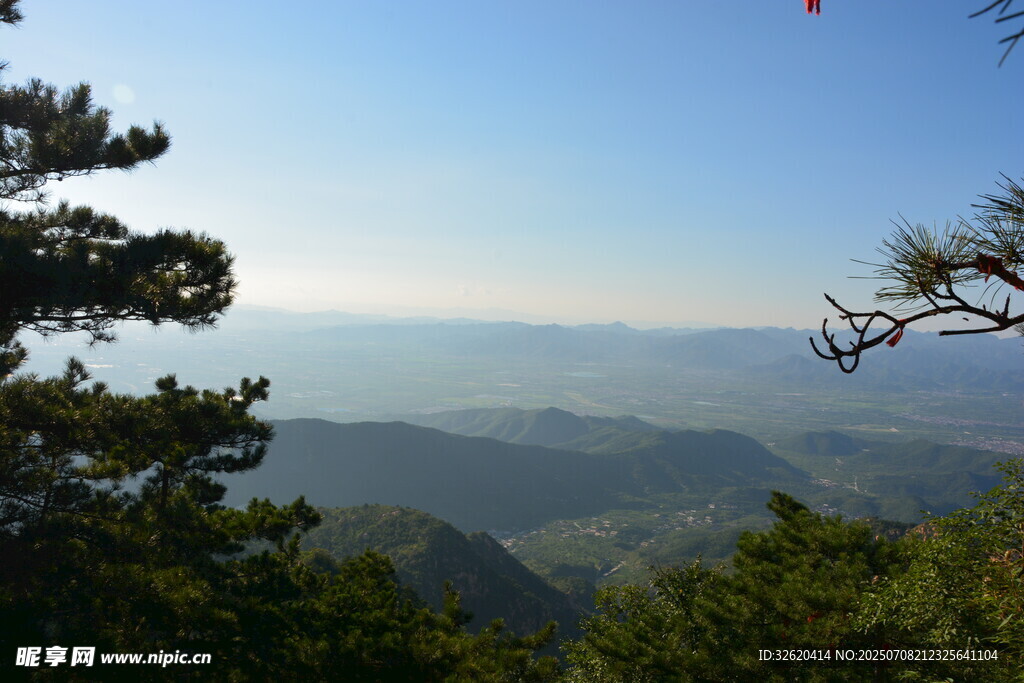 山巅远眺绿意绵延美景
