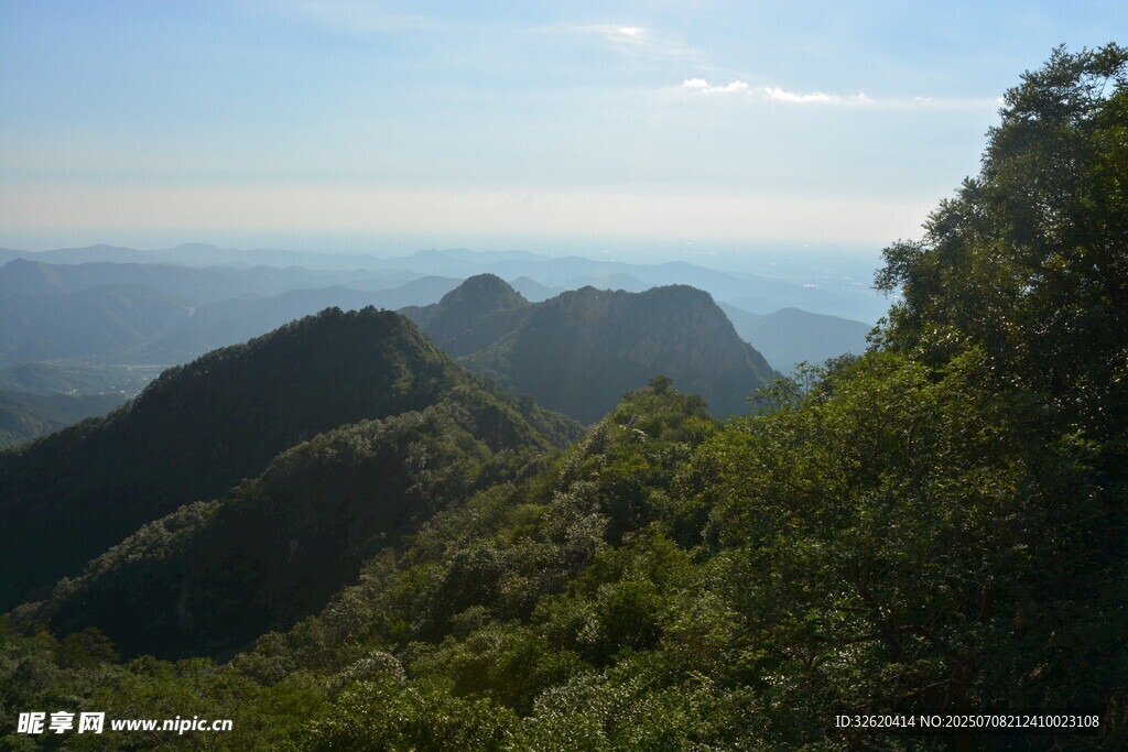 山峦绿意间的壮阔远景