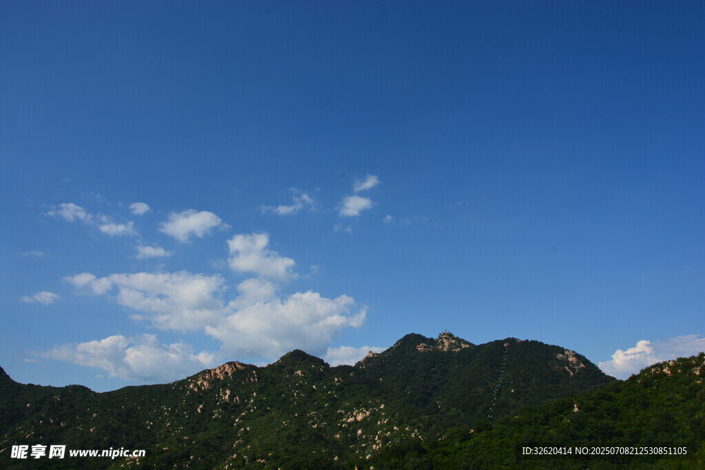蓝天青山间的悠然景致