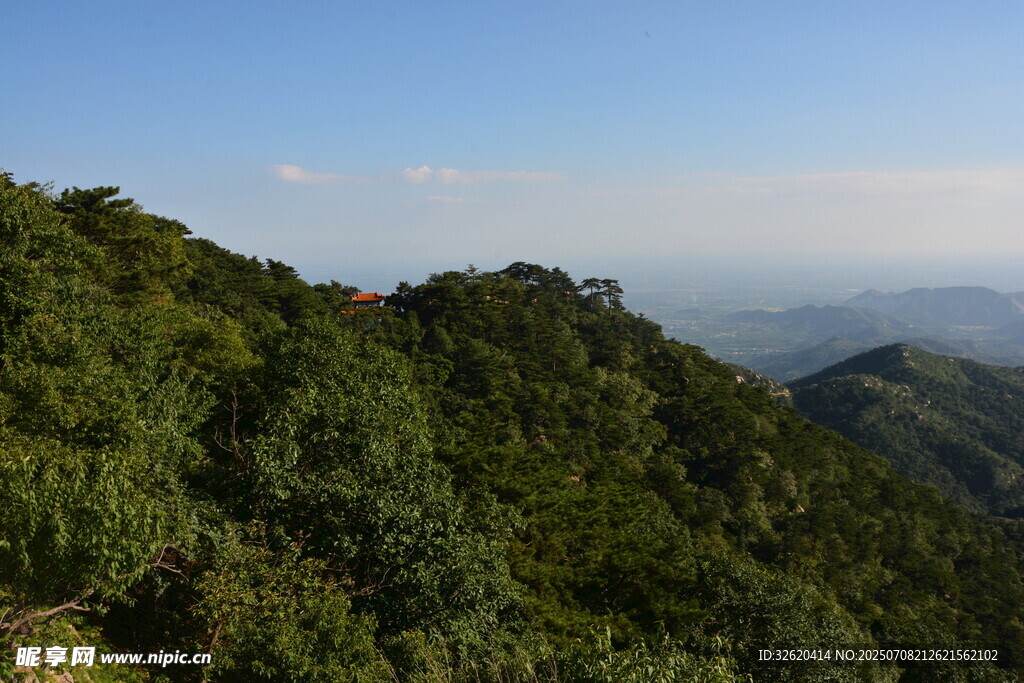 青山葱郁的壮美山景