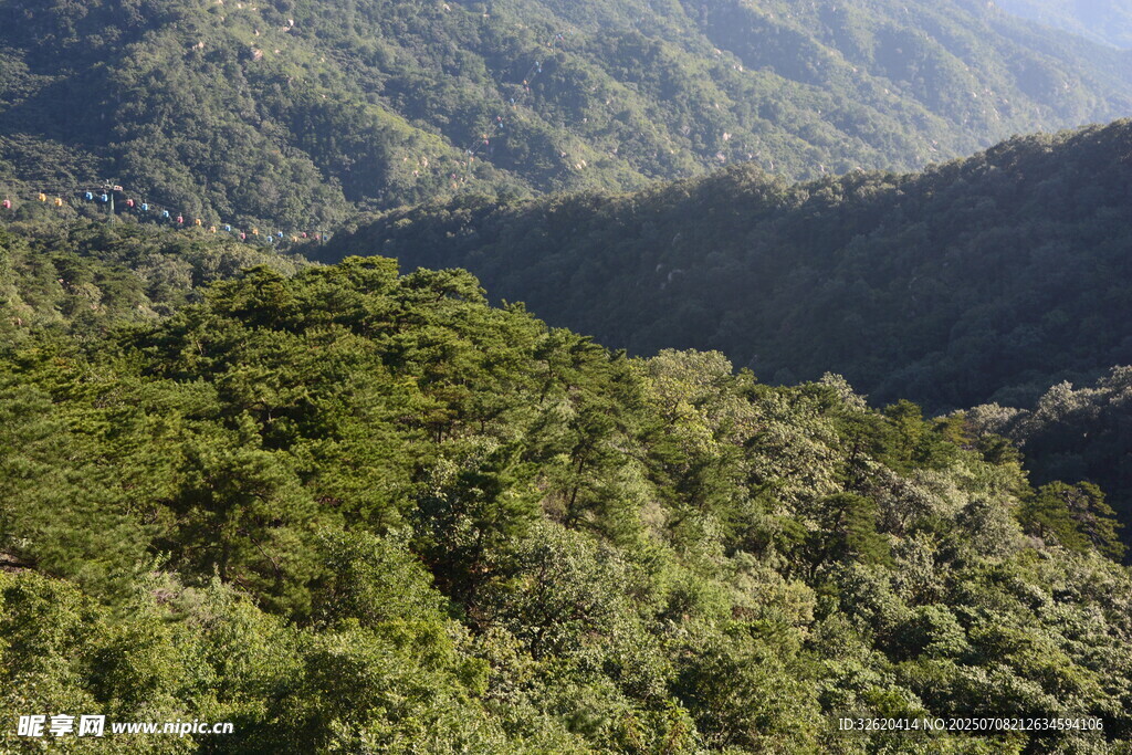 翠绿山峦美景