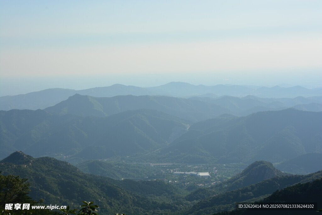 山峦叠嶂的壮阔自然景观