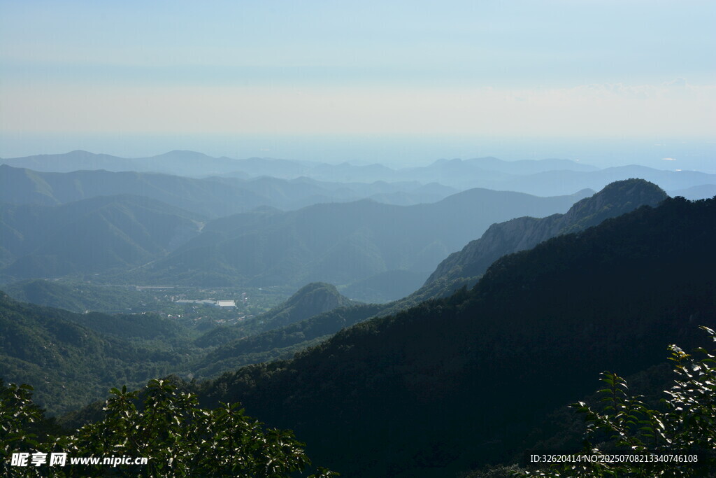 山峦叠嶂的壮阔自然景观