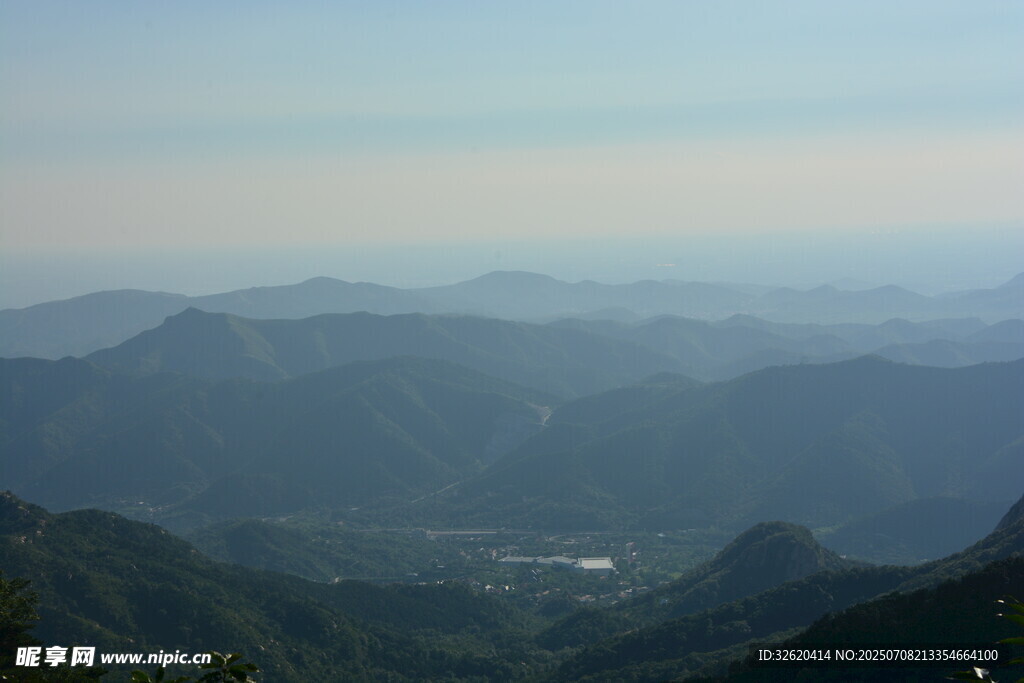 山峦叠嶂间的壮阔景致