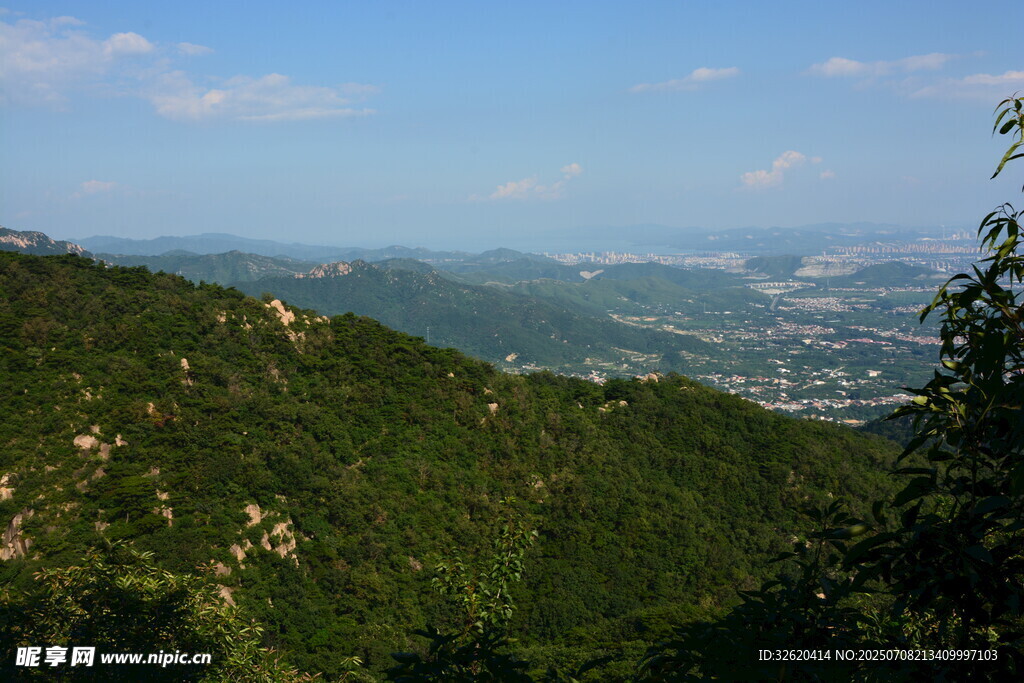 山峦葱郁间的开阔景致