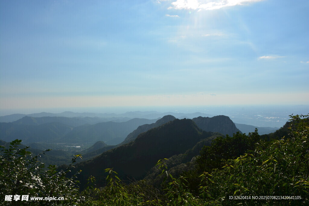 山峦蓝天美景