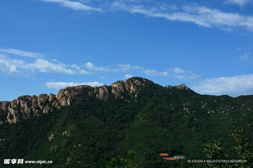 巍峨青山蓝天白云美景