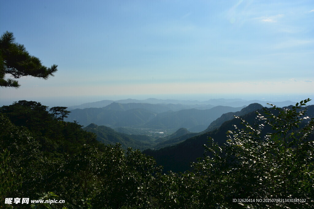 山峦叠翠间的秀丽风光