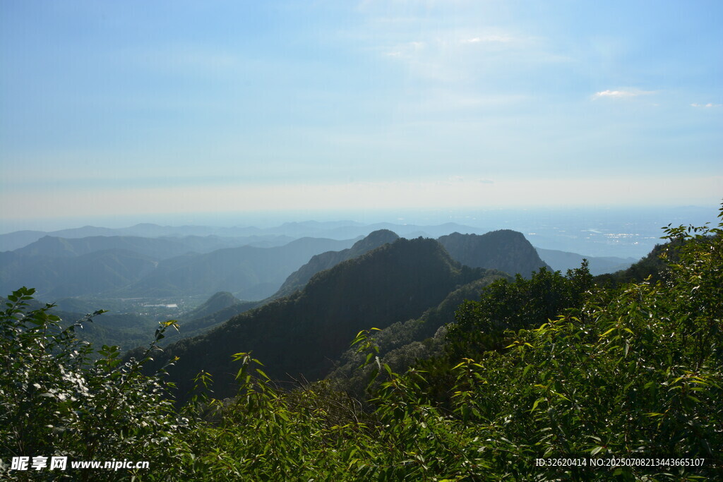 山峦绿意间的开阔景致