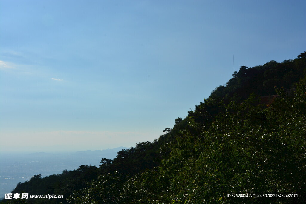 青山蓝天间的自然美景