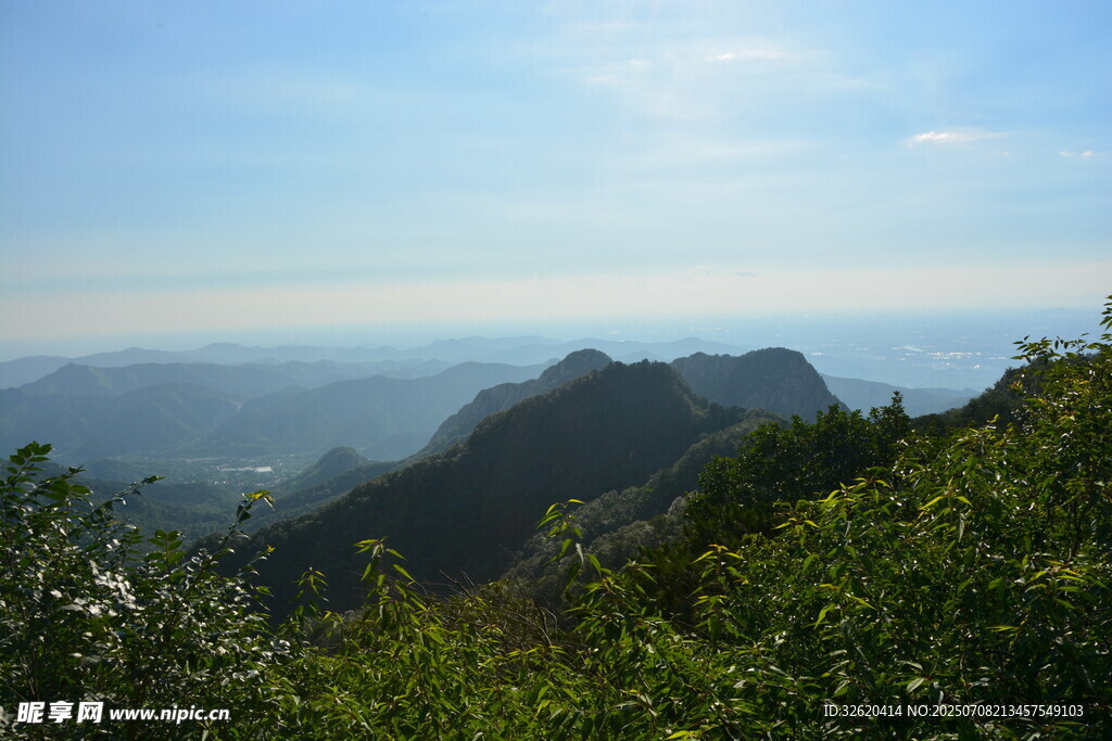 山峦绿意间的开阔景致