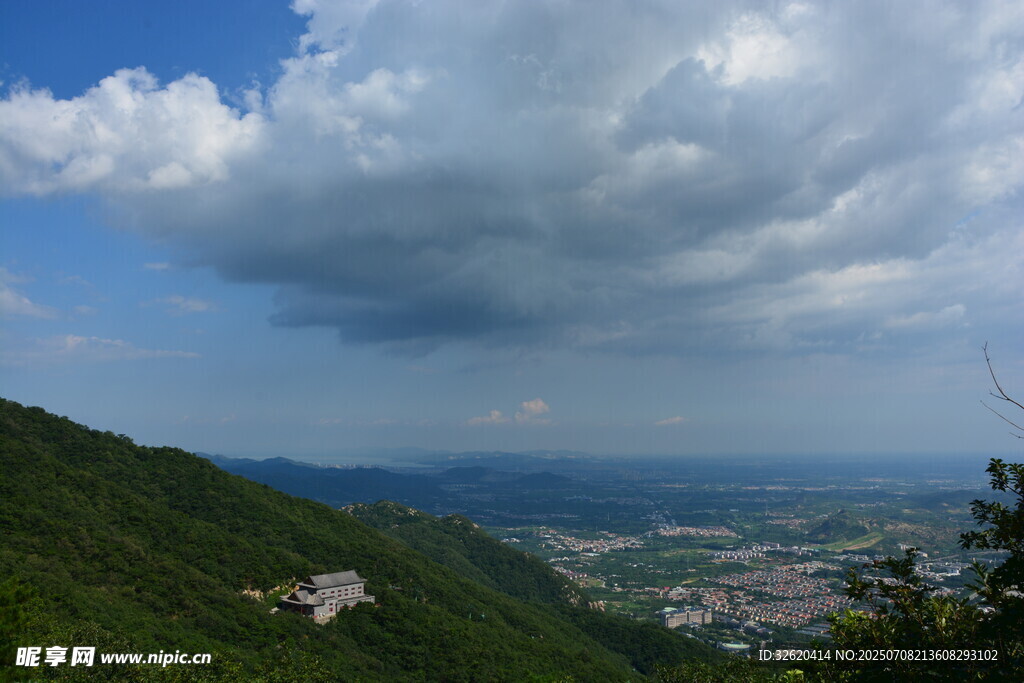 山巅远眺城市与云海景观