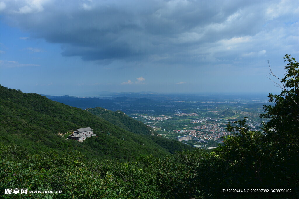 山峦云海下的城市风光