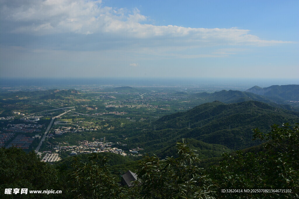 俯瞰山峦与城镇美景