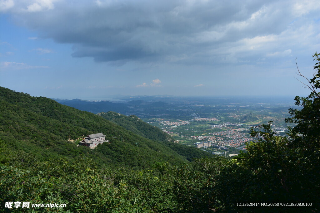 山峦间俯瞰城市美景