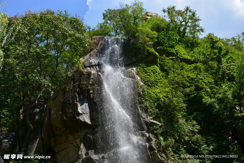 山间瀑布美景