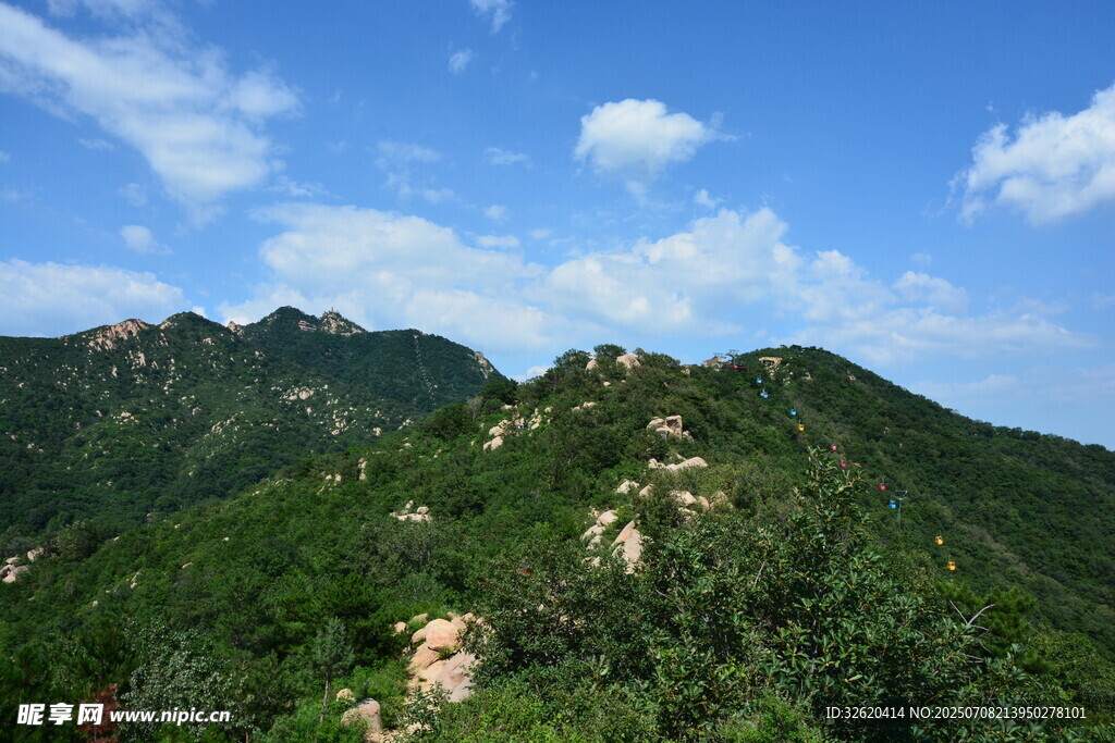 青山蓝天间的壮美山峦