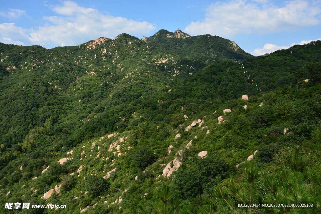 翠绿山峦美景