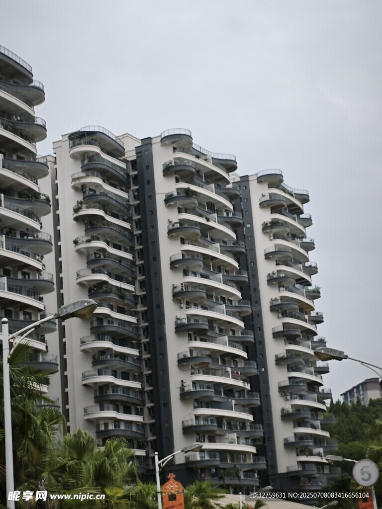 现代高层住宅楼外观