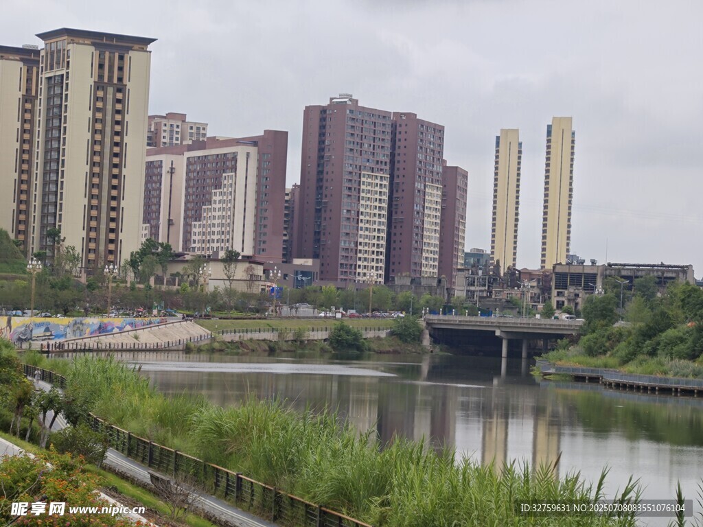 河畔高楼林立的城市景观
