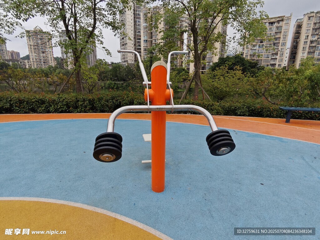 户外公园中的健身器材