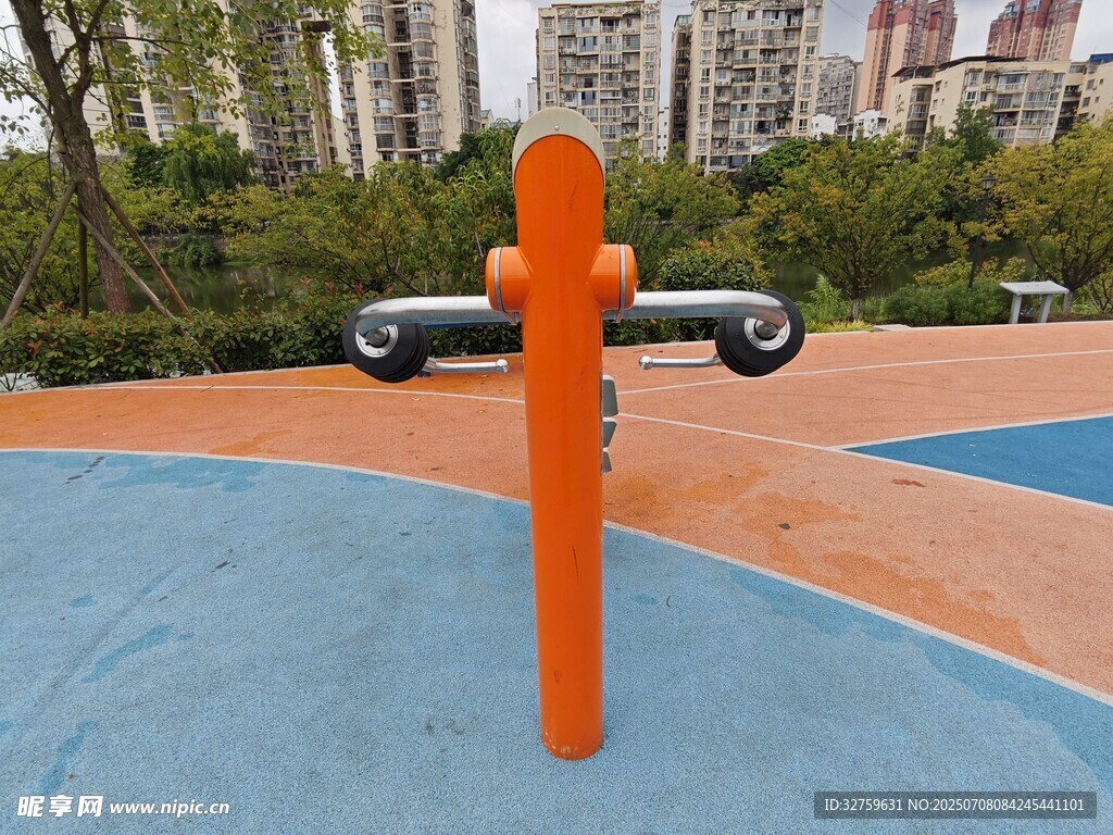 户外橙色健身器材