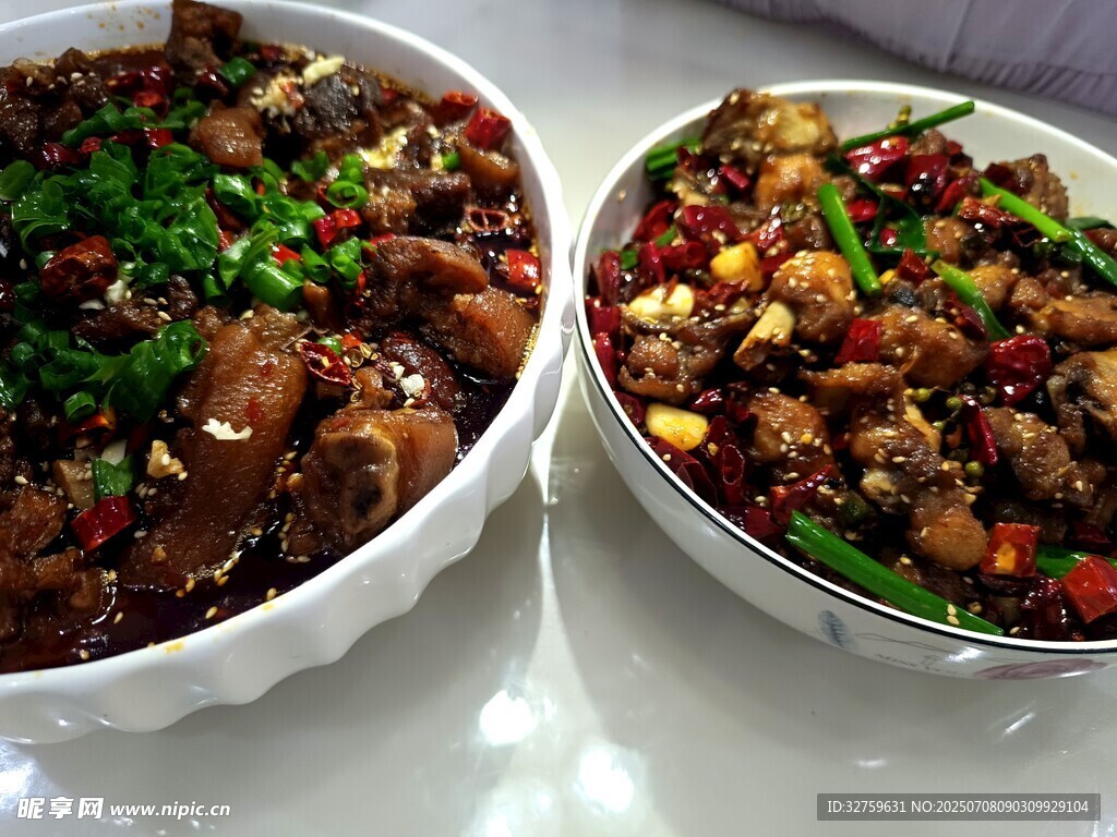 两碗美味可口的特色菜肴