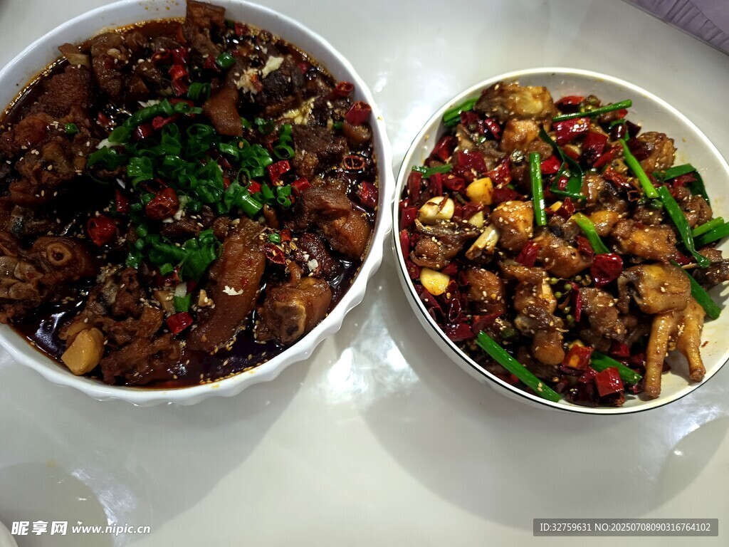 两碗美味特色菜肴