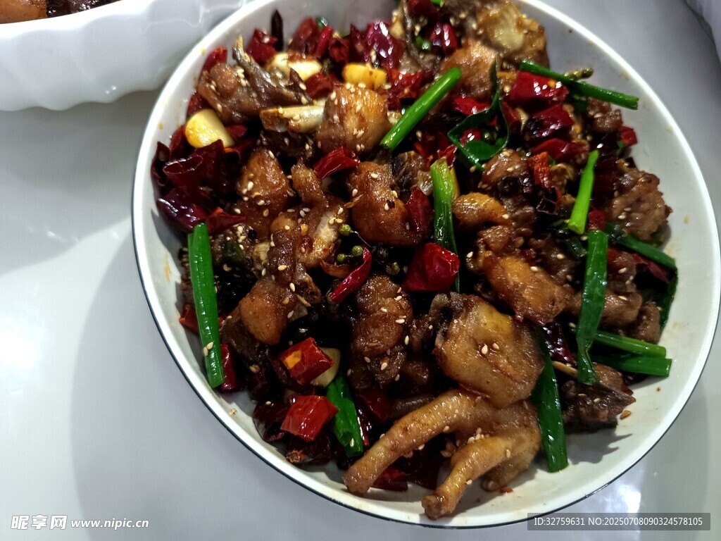 香辣美味的特色炒鸡肉块