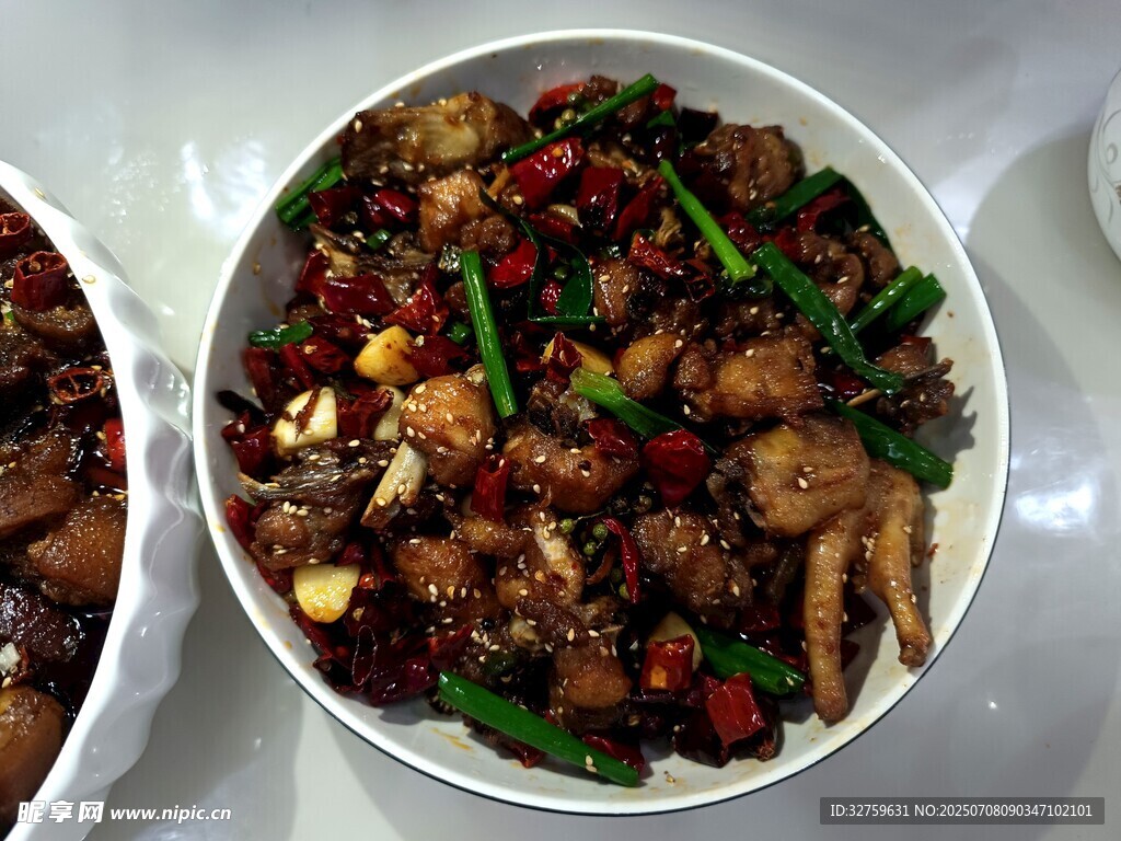 香辣可口的美味炒鸡爪