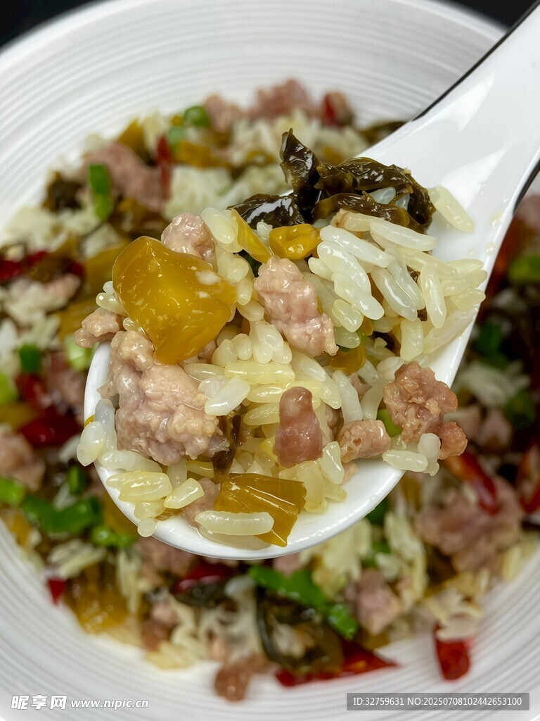 美味杂蔬炒饭一勺盛起