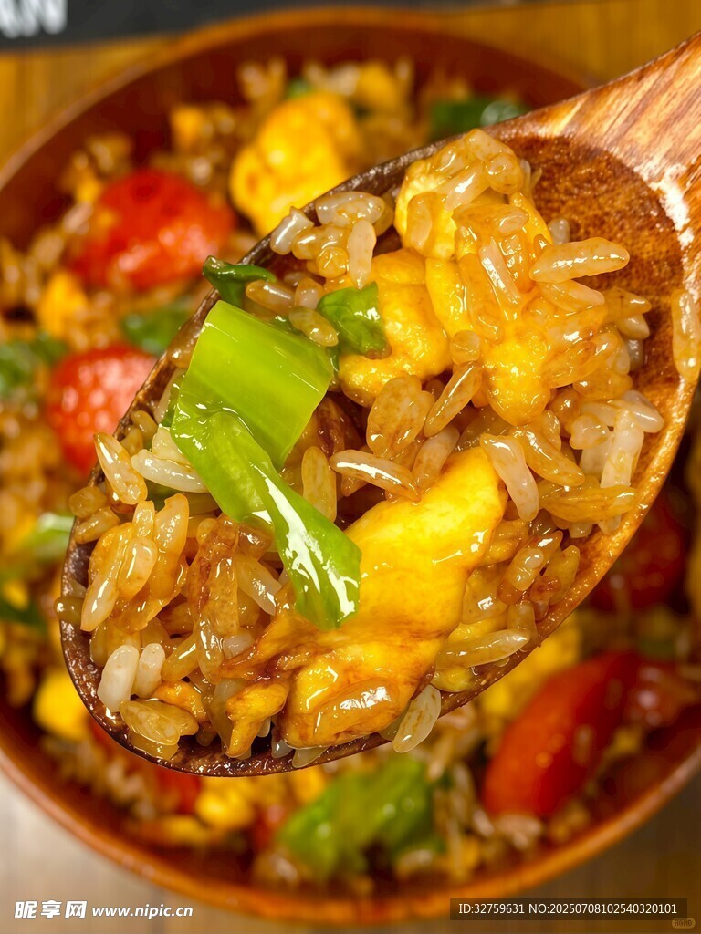 美味炒饭一勺盛出