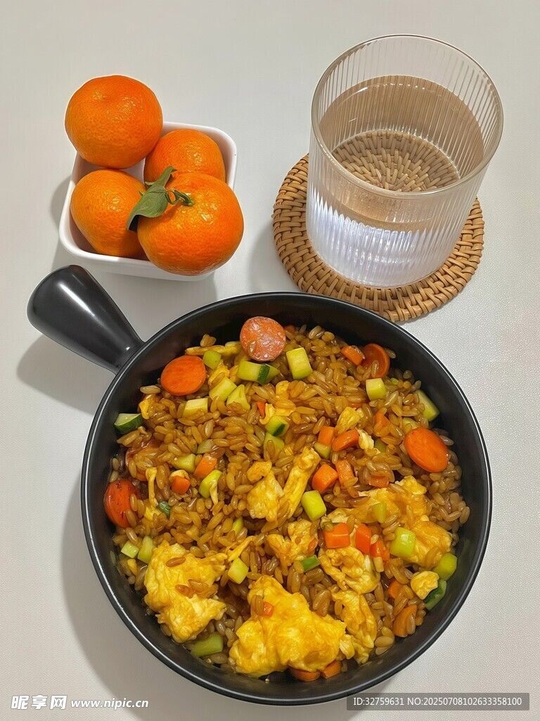 美味炒饭配水果与饮品