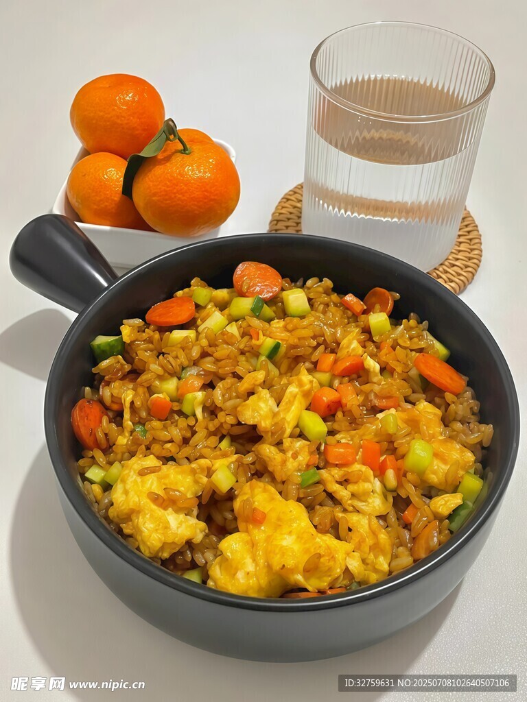 美味蔬菜炒蛋配新鲜橘子