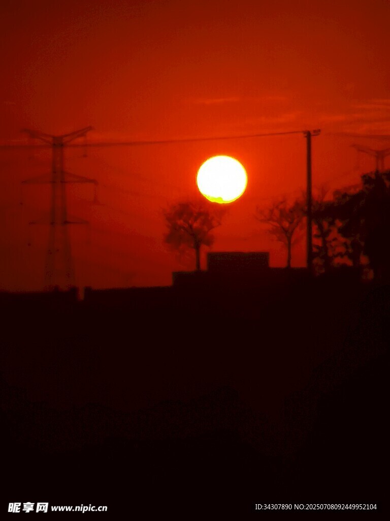 夕阳西下的城市剪影